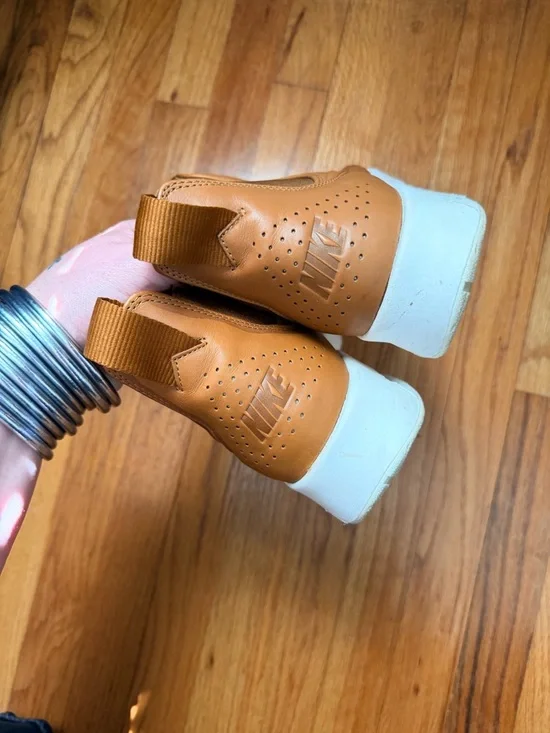 Nike Women’s Tan Chelsea-Style Leather Ankle Boots with White Sole - Picture 4 of 6